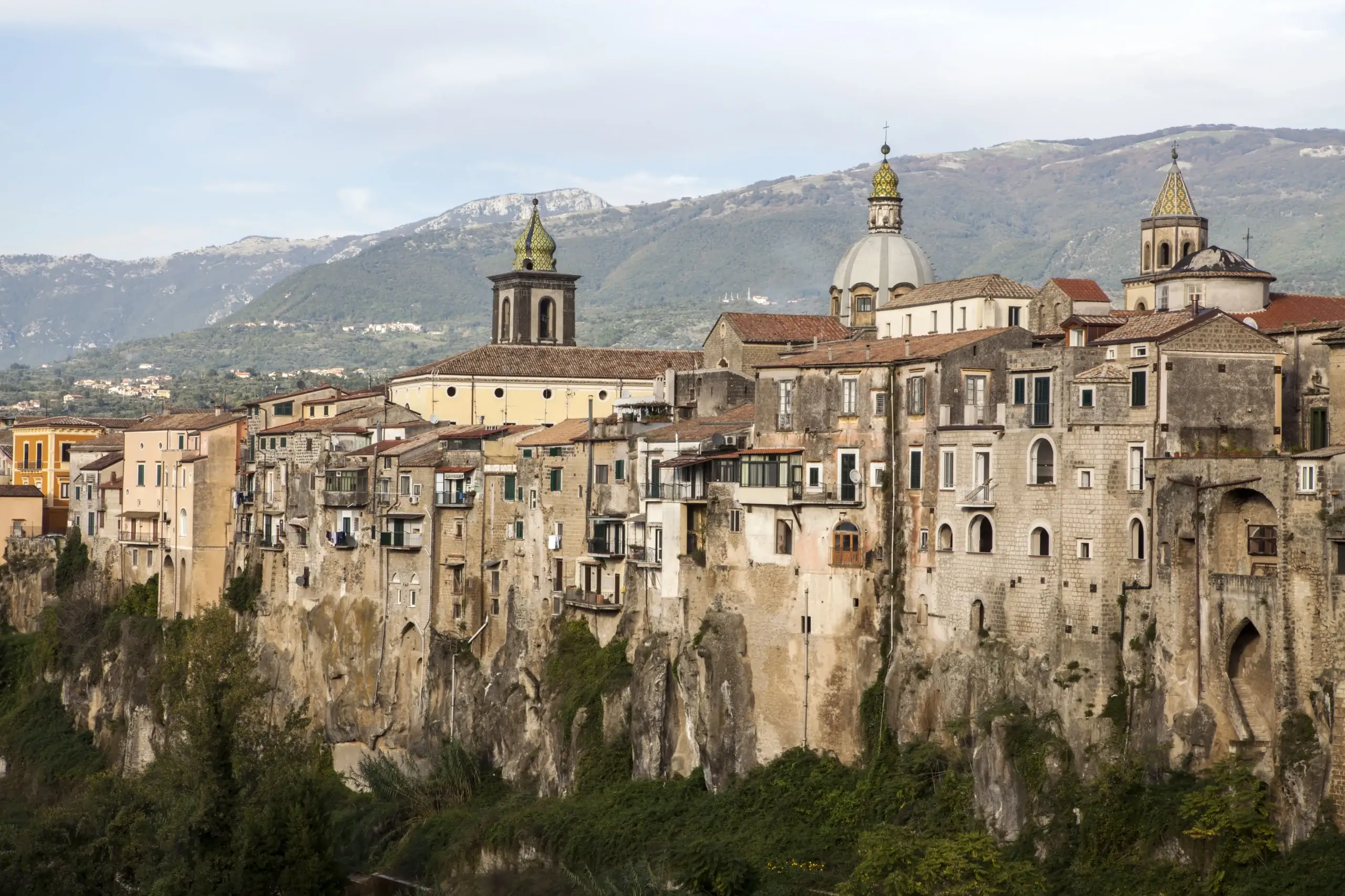 Vista panoramica del borgo di Sant’Agata de’ Goti con colline caudine