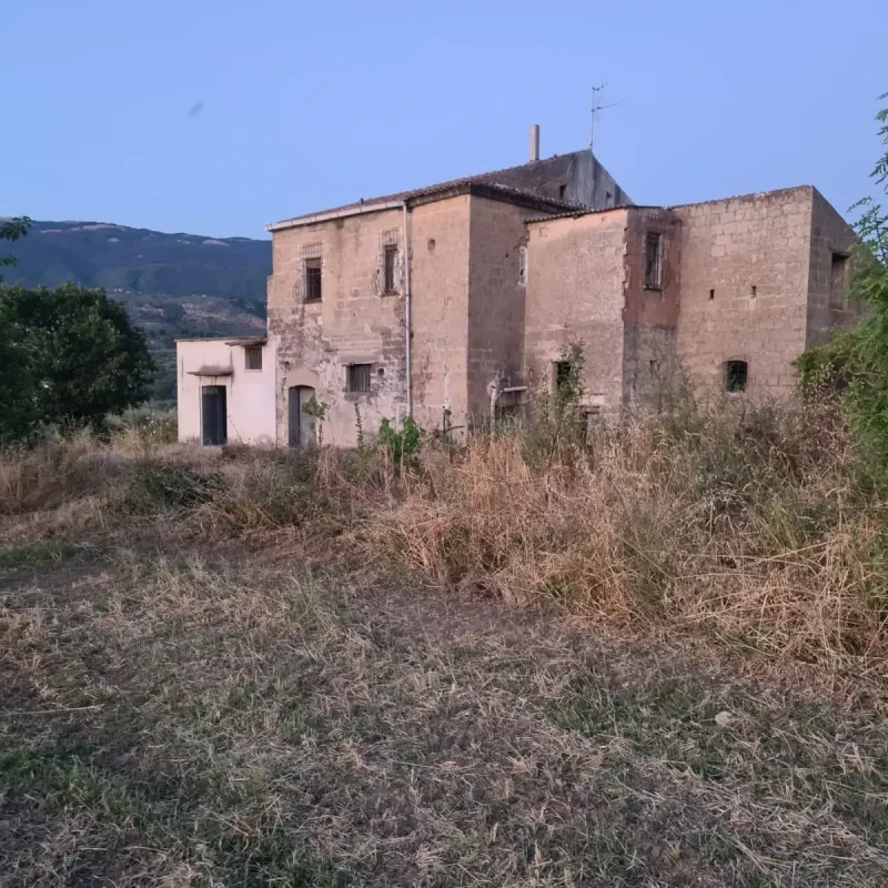 Antica masseria rurale in pietra nel Sannio, vicino agli uliveti Terre Caudine